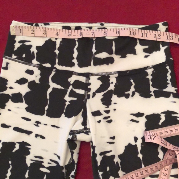 Alo Cropped Airbrush Legging in Black White Print Size Small - Picture 14 of 17